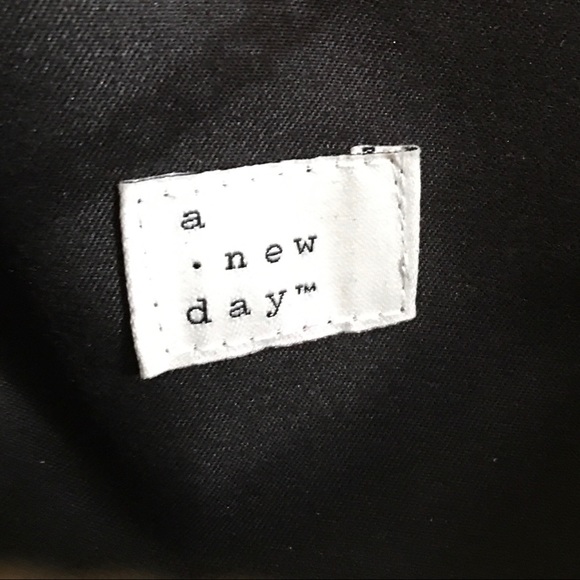 Wicker Clam Shell Purse - Picture 15 of 16